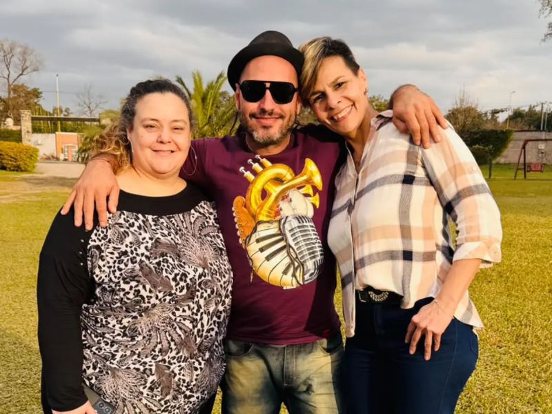 Marcos Rodríguez junto a las integrantes del Dúo Nosas