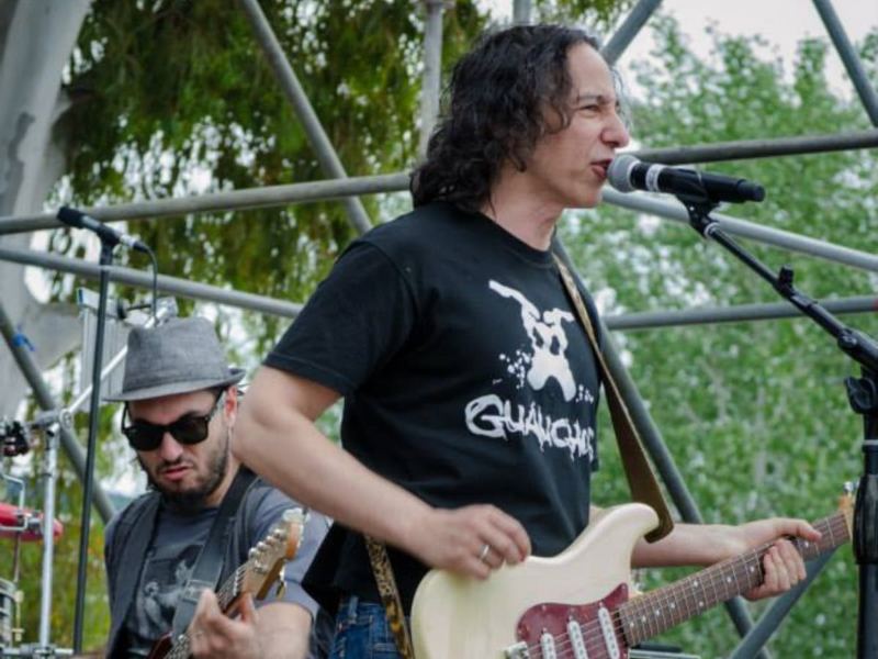Javier Calamaro cantando en vivo con Marcos Rodríguez en bajo durante la gira nacional
