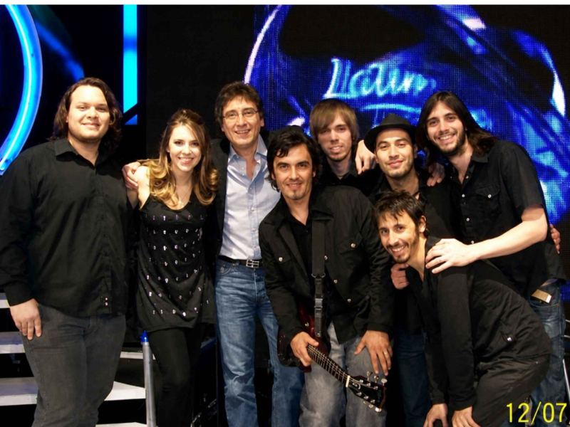 Marcos Rodríguez con la banda estable de Latin American Idol