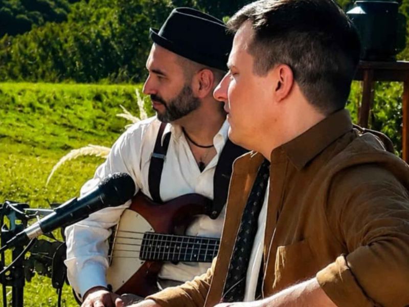 Nahuel Pennisi junto a Marcos Rodríguez en la grabación del homenaje a Mercedes Sosa