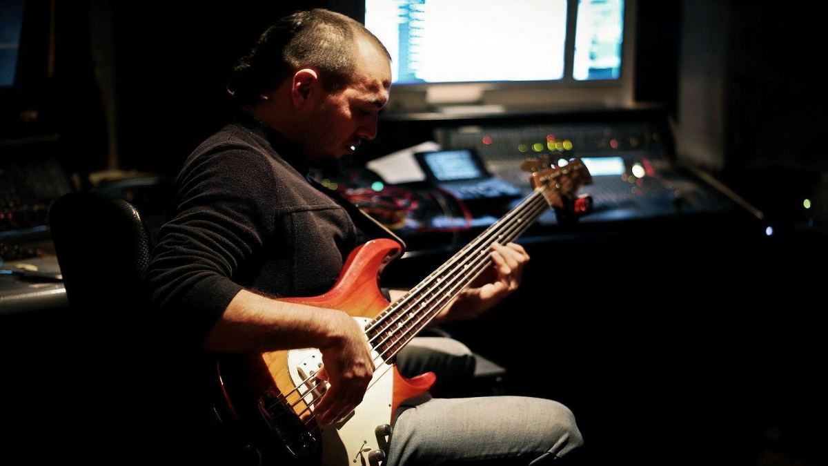 Marcos Rodríguez grabando bajo eléctrico frente a la consola del estudio