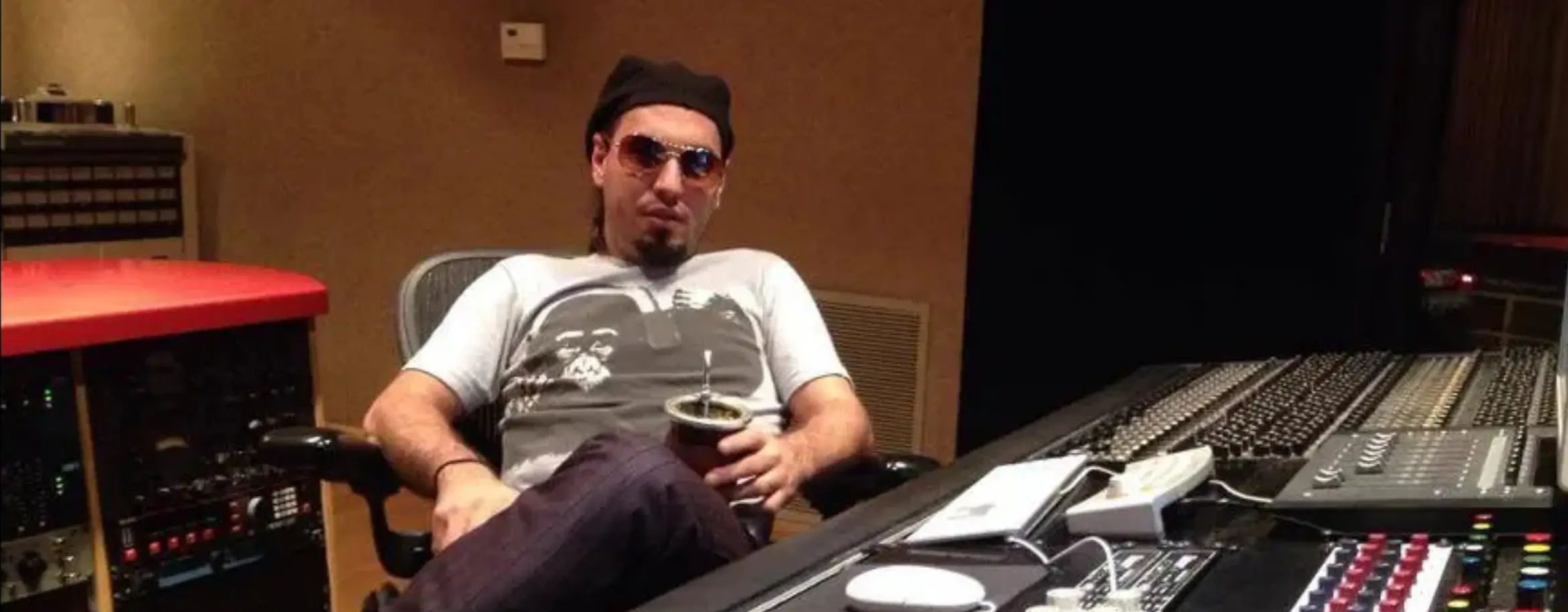 Marcos Rodríguez sentado frente a una consola de grabación de gran formato en estudio